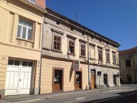 Ulica Vladimira Nazora 13 Zgrada je izgrađena na prijelazu iz 18. u 19. stoljeće u kasnobaroknom stilu  Zgrada je izgrađena na prijelazu iz 18. u 19. stoljeće u kasnobaroknom stilu. Krajem 19. stoljeća darovnicom prelazi u vlasništvo Srpske pravoslavne crkve i postaje Parohijski dom petrinjske parohije sv. Spiridona.